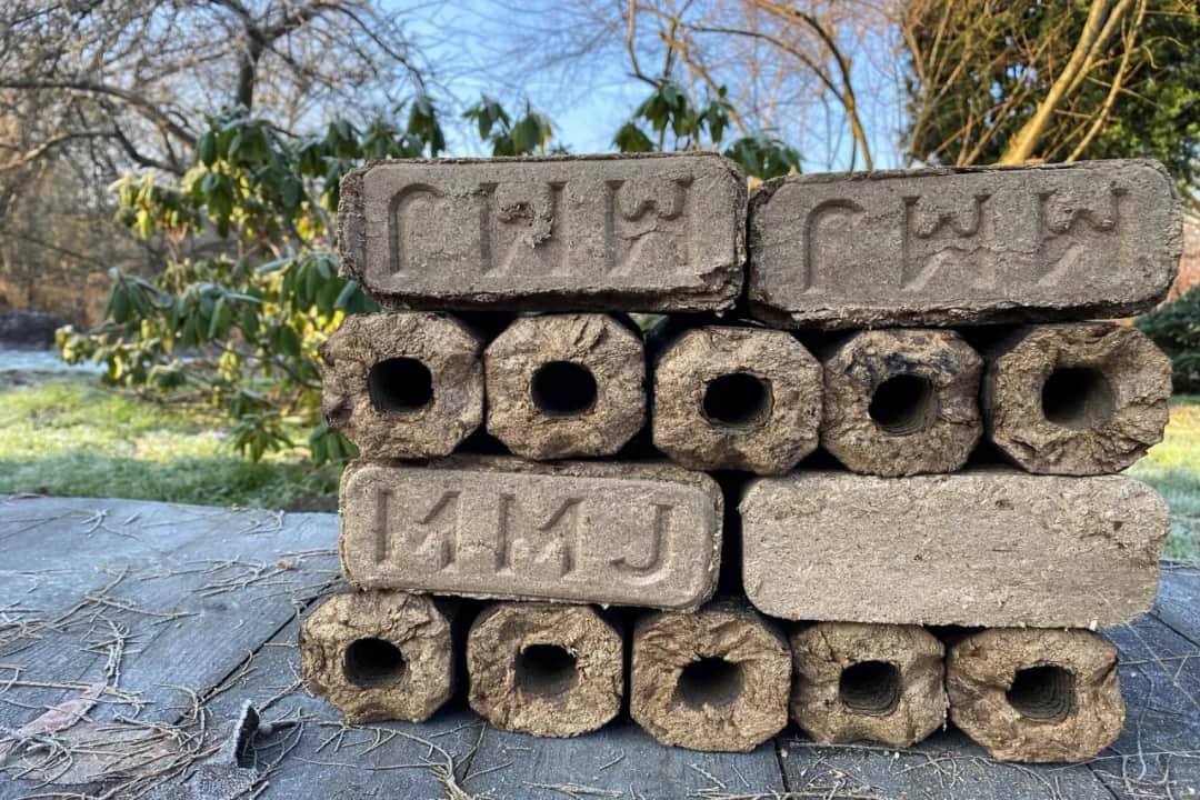 Ile kosztuje tona brykietu? Sprawdź aktualne ceny i różnice!