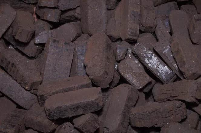 Jak rozpalić brykiet torfowy - proste kroki i skuteczne porady