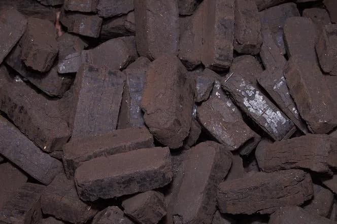 Jak rozpalić brykiet torfowy - proste kroki i skuteczne porady