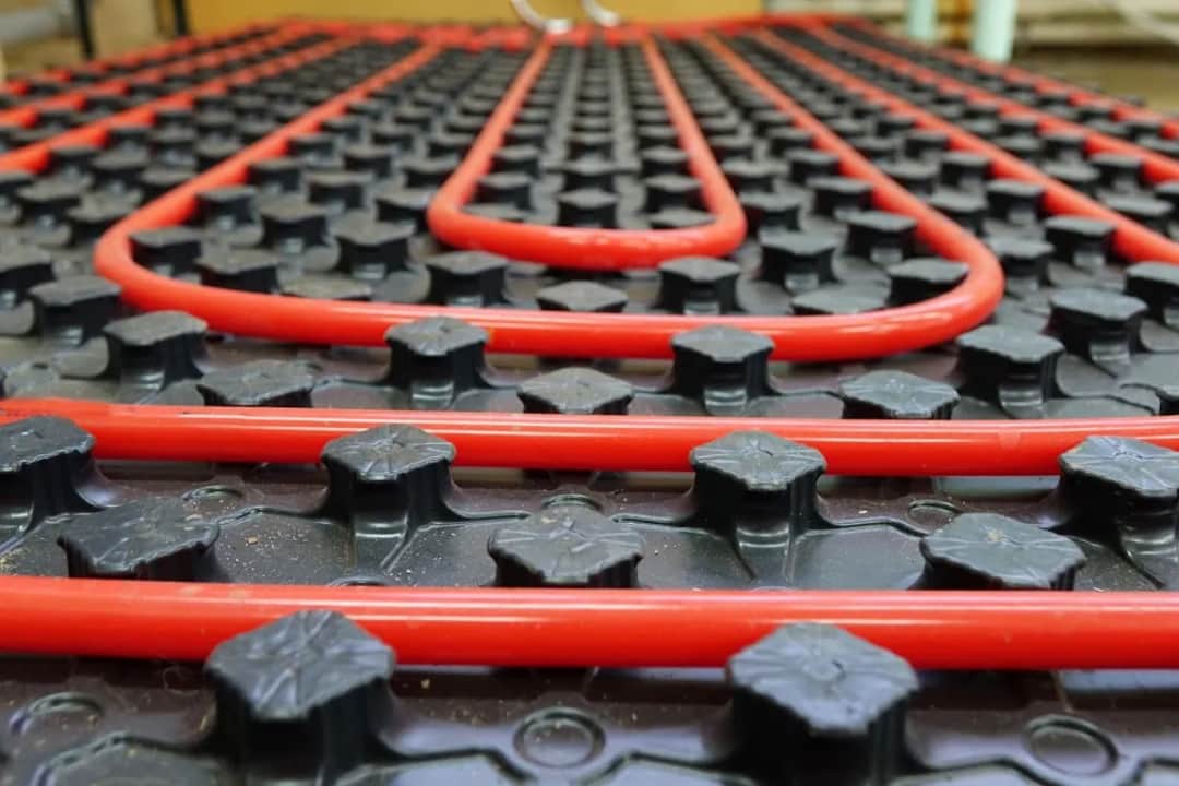 Ile kosztuje ogrzewanie podłogowe? Sprawdź, co wpłynie na ceny